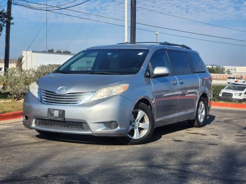 Used 2015 Toyota Sienna LE image 1