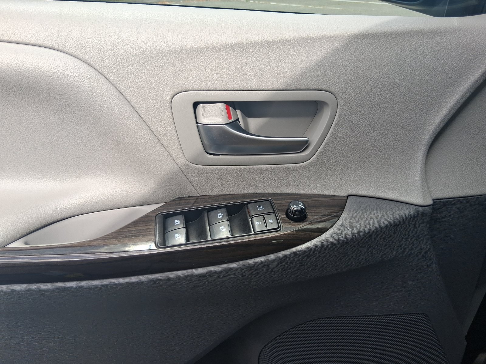 Used 2020 Toyota Sienna XLE w/ XLE Navigation Package FWD image 19