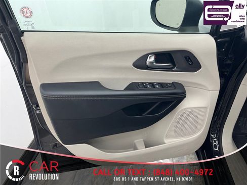 Used 2023 Chrysler Pacifica Touring-L FWD image 38