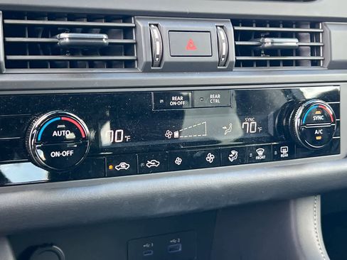 Used 2025 Nissan Pathfinder S image 23