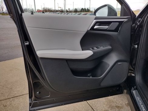 New 2025 Mitsubishi Outlander SE image 29