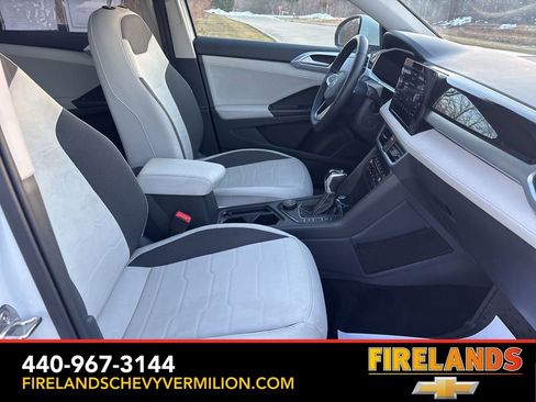 Used 2025 Volkswagen Taos SE image 29