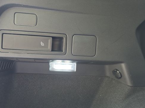 Used 2024 Volkswagen Tiguan SE AWD/4WD image 33