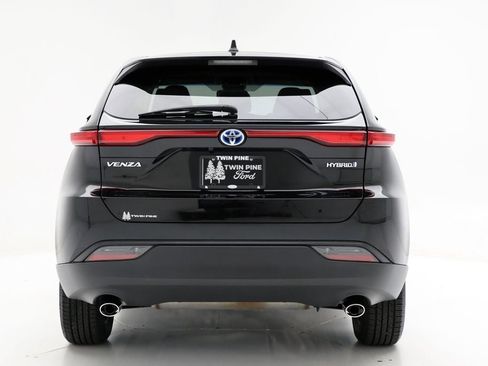 Used 2022 Toyota Venza LE image 7