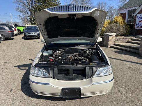 Used 2004 Lincoln Town Car Ultimate image 12