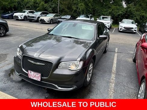 Used 2015 Chrysler 300 Limited RWD image 3