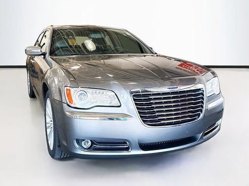 Used 2011 Chrysler 300 Limited RWD image 3