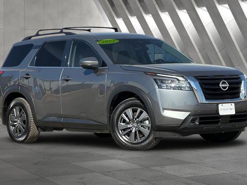 Used 2022 Nissan Pathfinder SV image 2