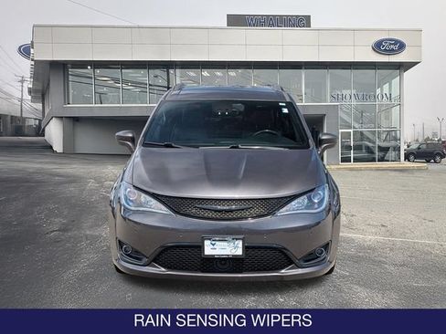 Used 2019 Chrysler Pacifica Touring-L w/ Advanced Safetytec Group FWD image 2