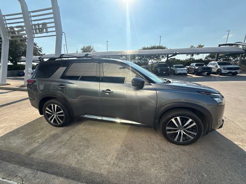 Certified 2024 Nissan Pathfinder Platinum FWD image 3