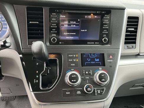 Used 2019 Toyota Sienna LE image 21