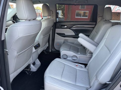 Used 2015 Toyota Highlander Limited Platinum AWD/4WD image 11