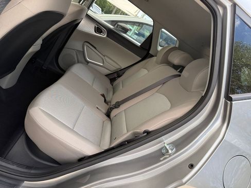 Used 2025 Kia Soul LX w/ LX Technology Package FWD image 34