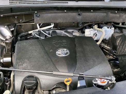 Used 2018 Toyota Highlander LE FWD image 32
