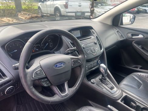 Used 2016 Ford Focus SE w/ Equipment Group 201A FWD image 9