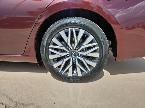 Used 2024 Nissan Altima 2.5 SV FWD image 8