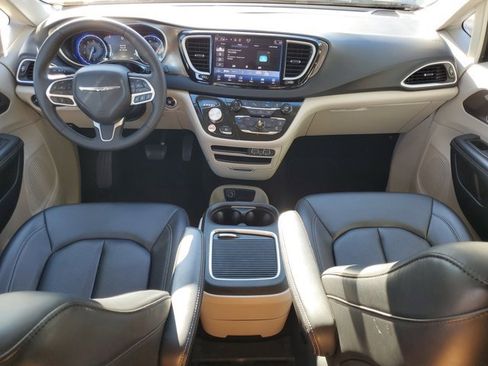 Used 2024 Chrysler Pacifica Touring-L image 22