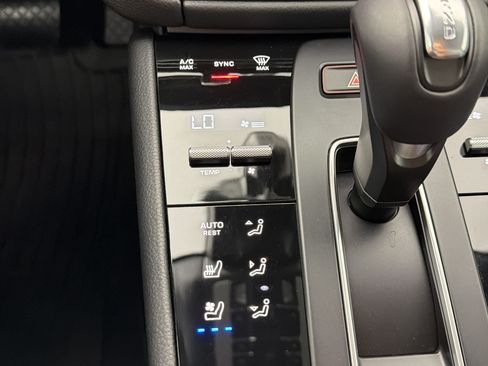 Certified 2026 Porsche Macan AWD/4WD image 18