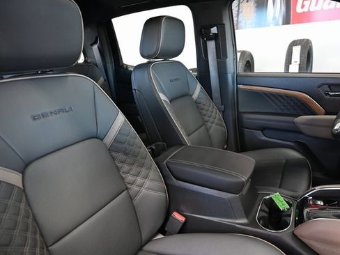 Used 2025 GMC Canyon Denali image 12