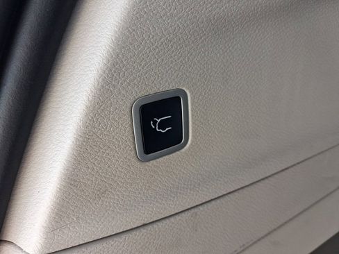 Used 2023 Chrysler Pacifica Touring-L image 11