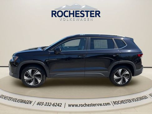 Used 2025 Volkswagen Taos SE AWD/4WD image 3