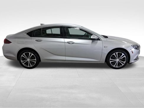 Used 2018 Buick Regal Essence FWD image 4