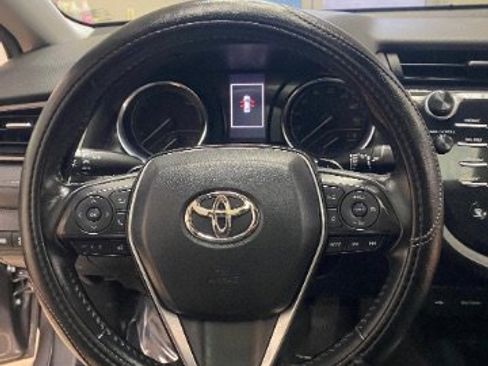 Used 2020 Toyota Camry SE w/ Sunroof Package image 28