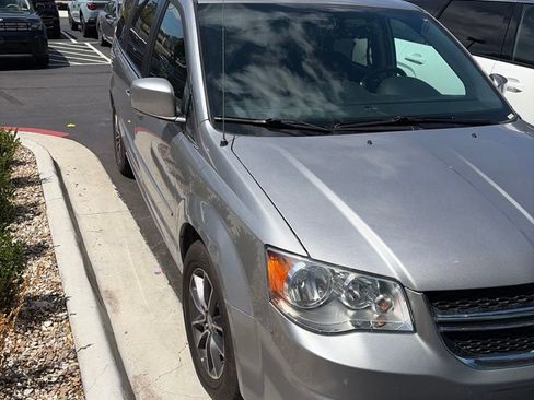 Used 2017 Dodge Grand Caravan SXT FWD image 3