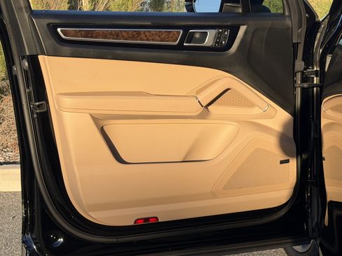 Used 2023 Porsche Cayenne image 15