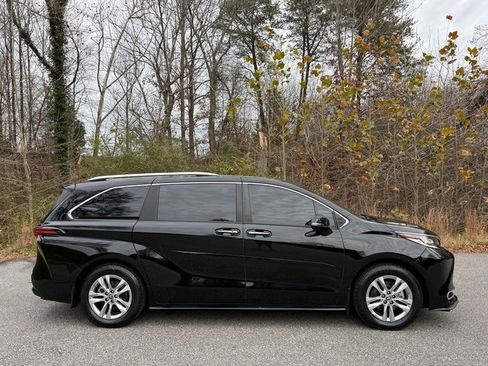 Used 2023 Toyota Sienna Limited image 5