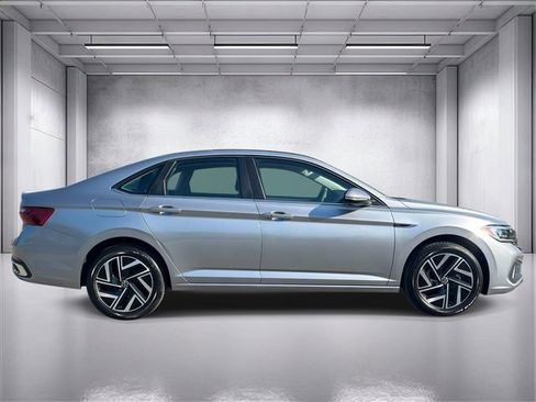 Used 2022 Volkswagen Jetta SEL FWD image 2