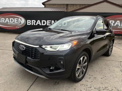 Used 2024 Ford Escape Platinum image 3