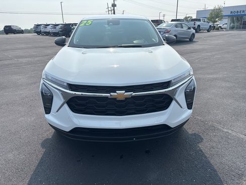 Used 2025 Chevrolet Trax LS image 9