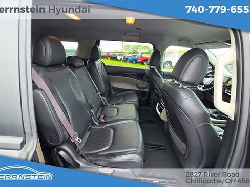 Used 2025 Kia Carnival FWD image 26