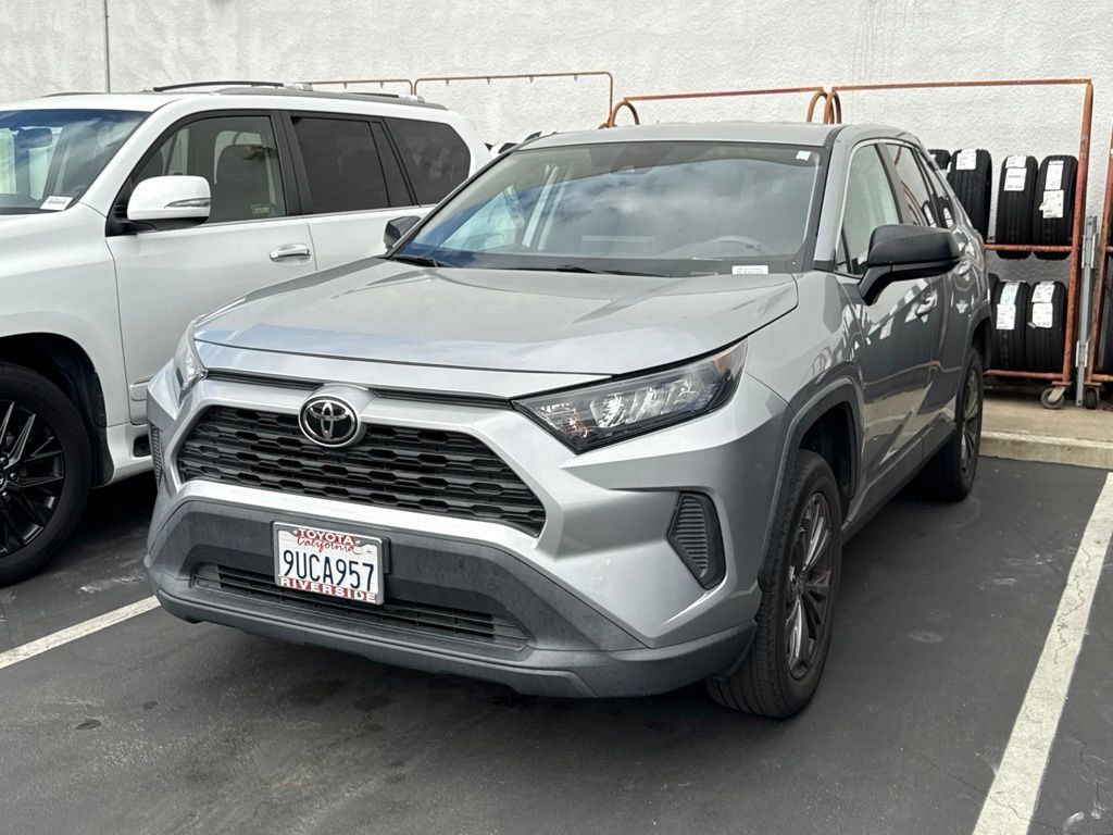 Used 2022 Toyota RAV4 LE FWD image 3