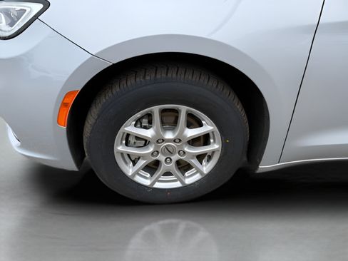 Used 2024 Chrysler Pacifica Touring-L FWD image 28