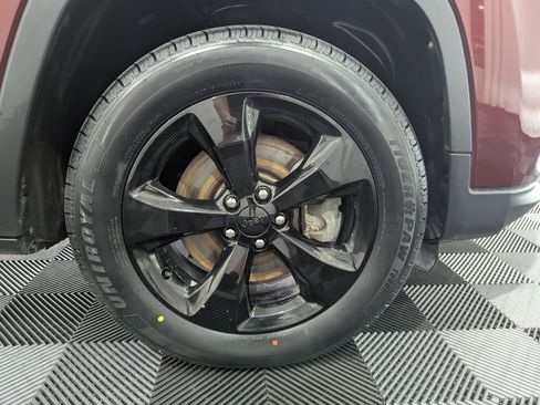 Used 2019 Jeep Cherokee Latitude Plus AWD/4WD image 6