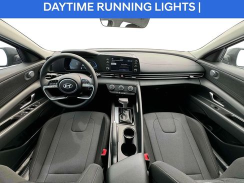 Used 2025 Hyundai Elantra SE image 15