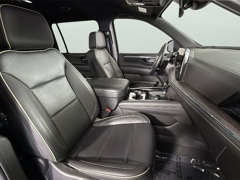 Used 2025 Chevrolet Suburban Premier image 36