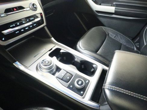 Used 2021 Ford Explorer XLT w/ Equipment Group 202A image 19