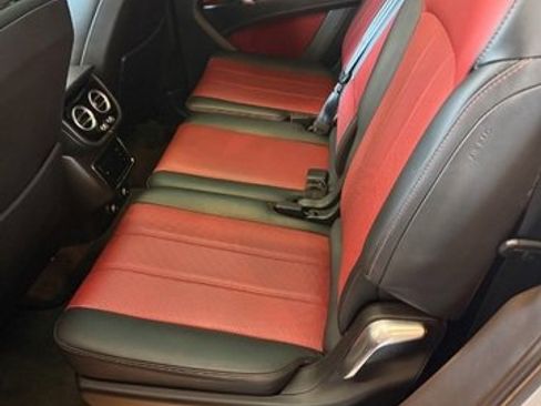 Used 2018 Bentley Bentayga image 26