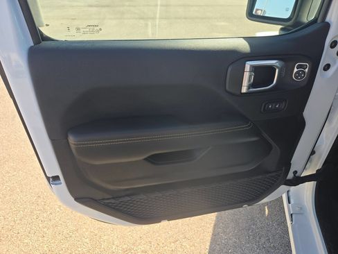 Used 2025 Jeep Wrangler Unlimited Sahara AWD/4WD image 11