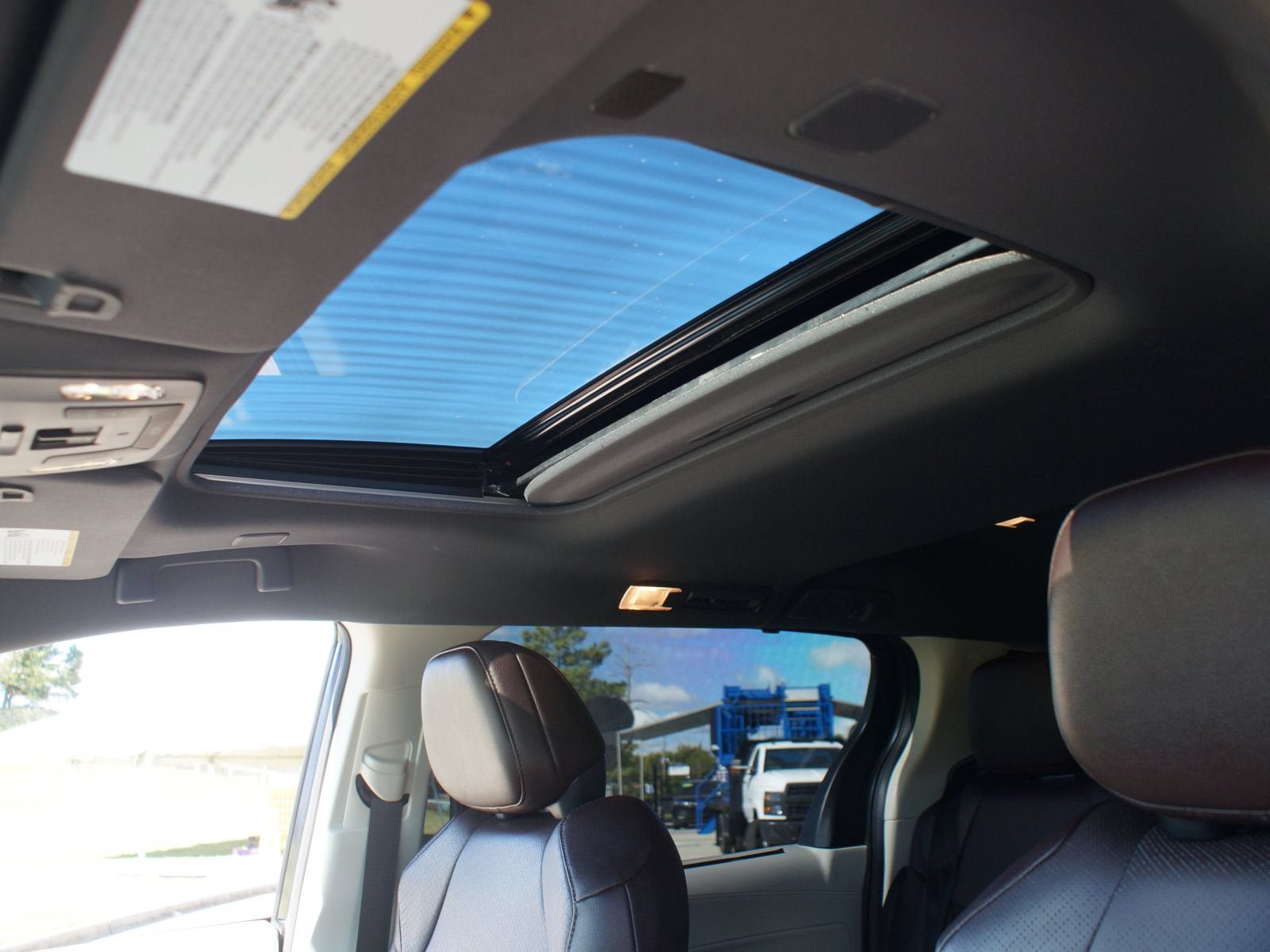 Used 2023 Toyota Sienna Platinum FWD image 6