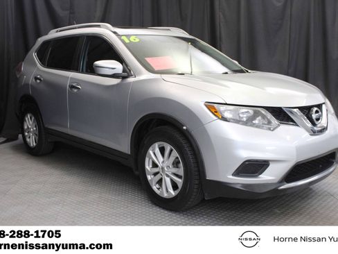 Used 2016 Nissan Rogue SV w/ SV Moonroof Package FWD image 3