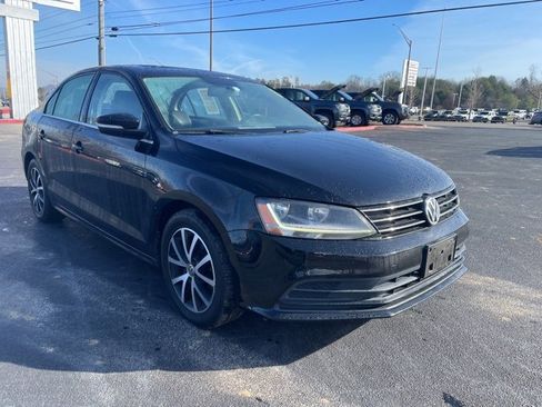 Used 2017 Volkswagen Jetta SE image 2