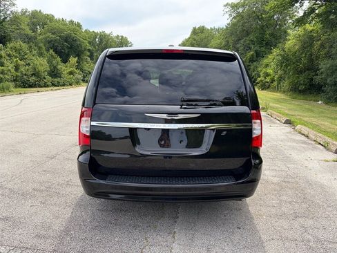 Used 2016 Chrysler Town & Country S FWD image 4