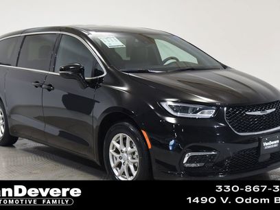 Used 2025 Chrysler Pacifica Select