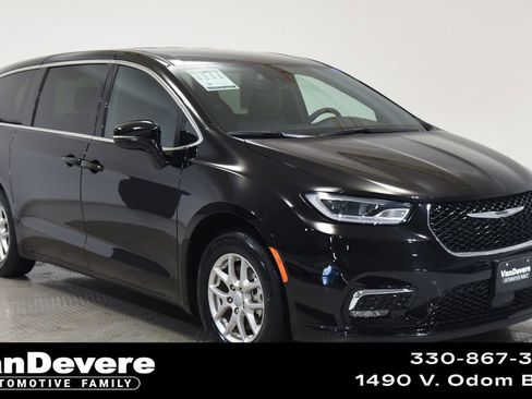 Used 2025 Chrysler Pacifica Select FWD image 1