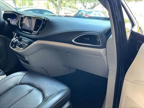 Used 2023 Chrysler Pacifica Touring-L FWD image 25