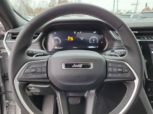 Used 2024 Jeep Grand Cherokee Laredo X image 22